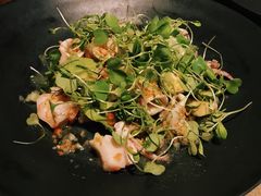 温海鲜色拉配牛油果-Carbon莫卡哆·意大利复古集市餐厅(杭州大厦店)