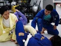 -菠萝格斗巴西柔术训练馆