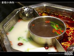 貌美的鸳鸯锅底，中间的是菌汤可以喝-小牛海记潮汕牛肉店(永定路店)