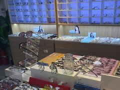 -天空之镜眼镜店蔡司依视路配镜授权零售店(望京颐堤港店)