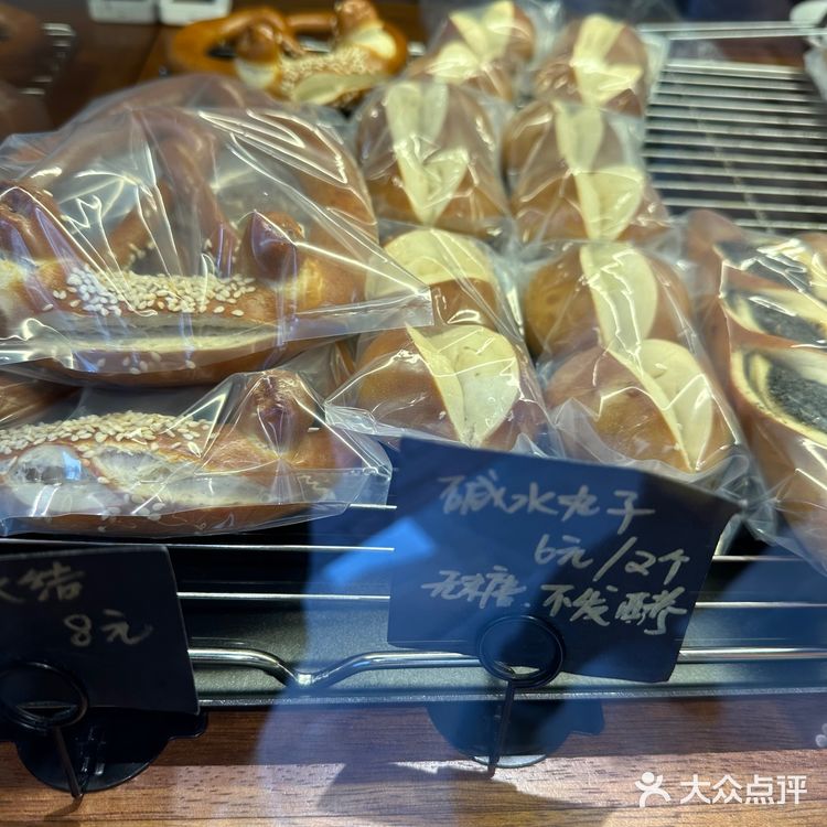 第一次吃到那么大的盐面包[惊讶]