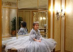 -月月婚纱礼服仓储店(王府井店)