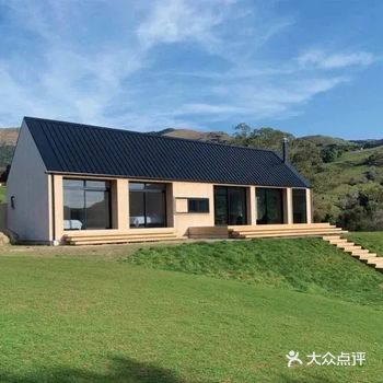 空间内井然有序，简约的家具以几何形态出现，细腻的纹理