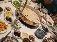 -洪氏嗨捞·广东猪肚鸡·椰子鸡火锅(西咸万象城店)