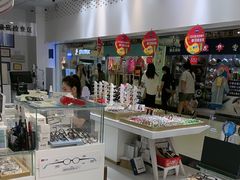 -美式眼镜·授权蔡司.依视路.尼康.豪雅.明月(人民广场店)