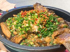 铁板鲫鱼-聚鑫朋酸菜肥肠(九龙仓店)