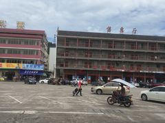 骑摩托车的骗子到处都是，在售票大厅门口，这么嚣张，可以看到治安管理有多差-丹霞山风景名胜区