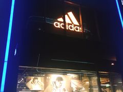 -阿迪达斯(百联徐汇商业广场运动旗舰店)
