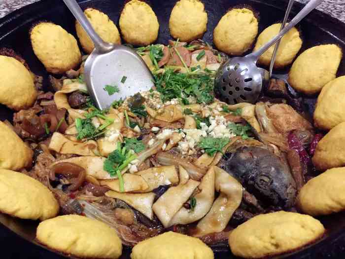 灶台福铁锅炖(漫步巴黎店)-"铁锅炖东北比较典型的菜品,几个人围坐在