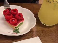 开心果树莓泡芙-Ten Olives甜点
