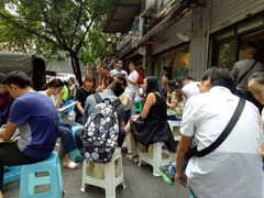 一点半了还有这么多人-大龙火锅(老店)