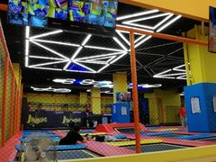 -爱蹦iBOON蹦床运动馆(江汉店)