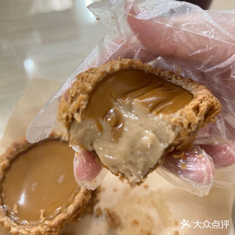 吃了两口就觉得很甜腻了，但是新鲜出炉