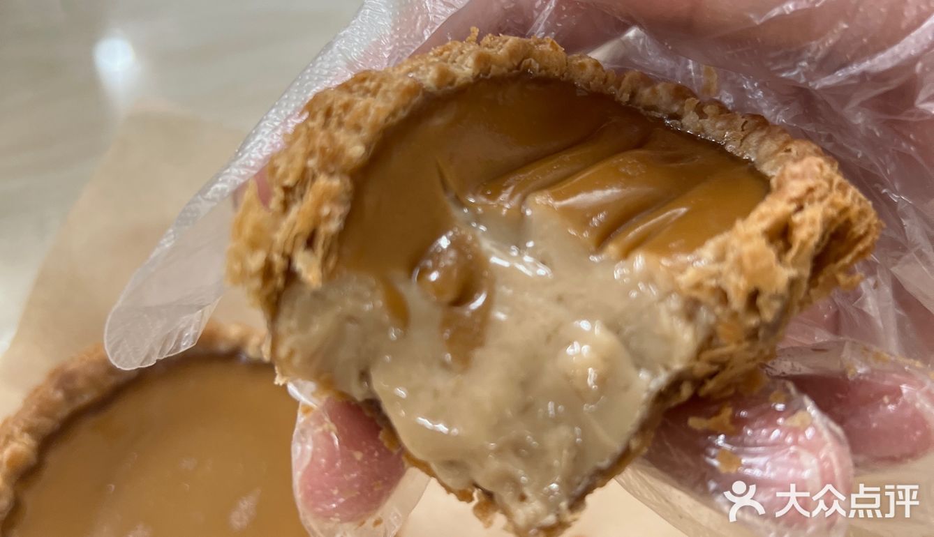 吃了两口就觉得很甜腻了，但是新鲜出炉