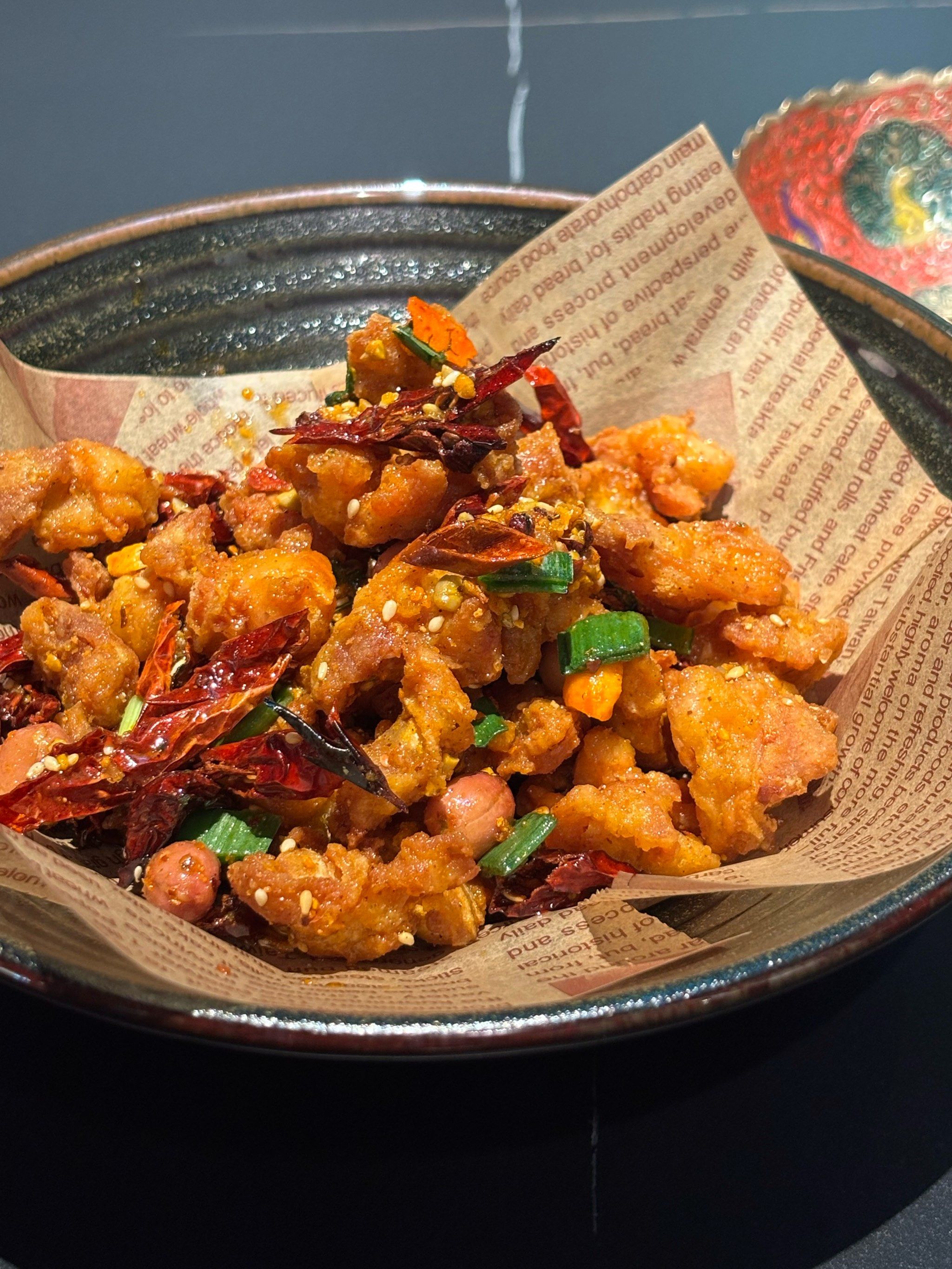 n
菜品是为了凑300盲点的🥳
黄飞鸿鸡脆骨🐔
香辣脆嫩