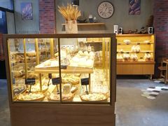 面包甜点陈列柜-啊噗吐呦现场烘焙(麦凯乐店)