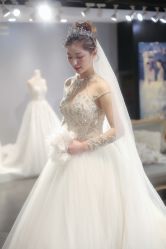 -艾米丽婚纱礼服