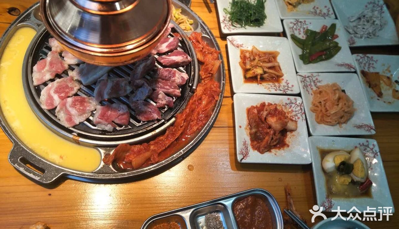 请所有兄弟姐妹移步去韩都美食炭火烤肉12年韩式烤肉店,尝尝烤肉套餐