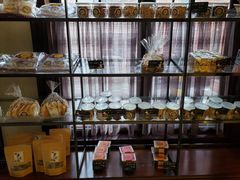 面包甜点陈列柜-东海咖啡馆