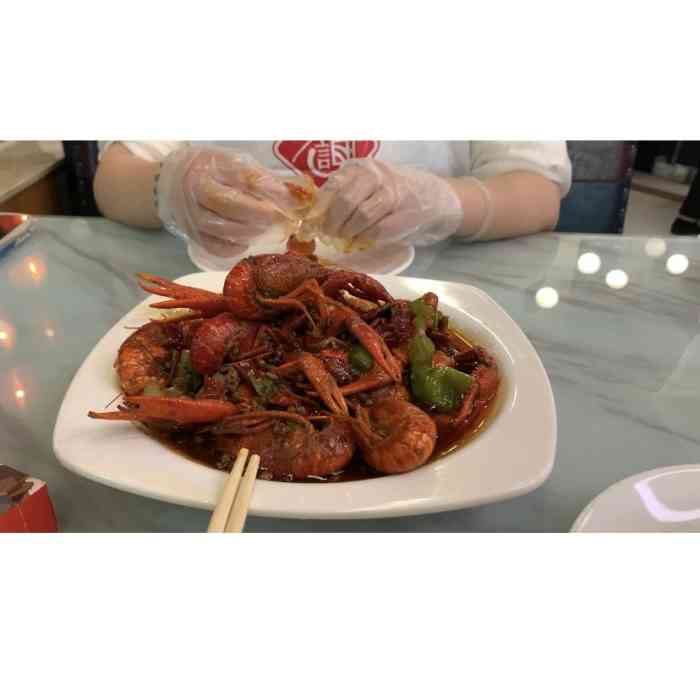 老谢龙虾(九华山路店"点了红烧,蒜蓉和椒盐三种口味的小龙虾,味.