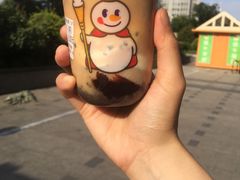 -蜜雪冰城(万达广场外B号门门口外集装箱店)