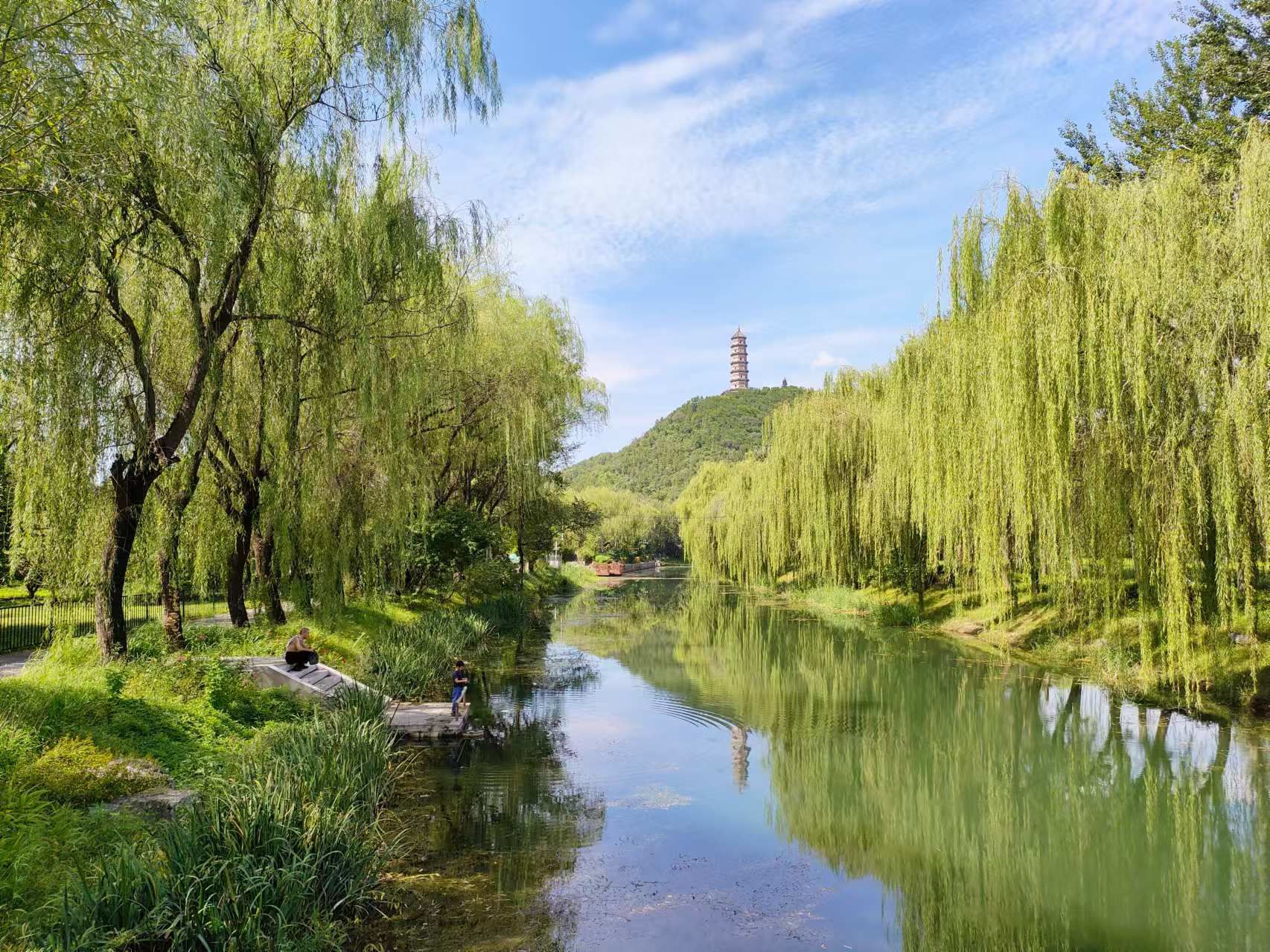 玉泉山位于北京市海淀区西山山麓,颐和园西侧