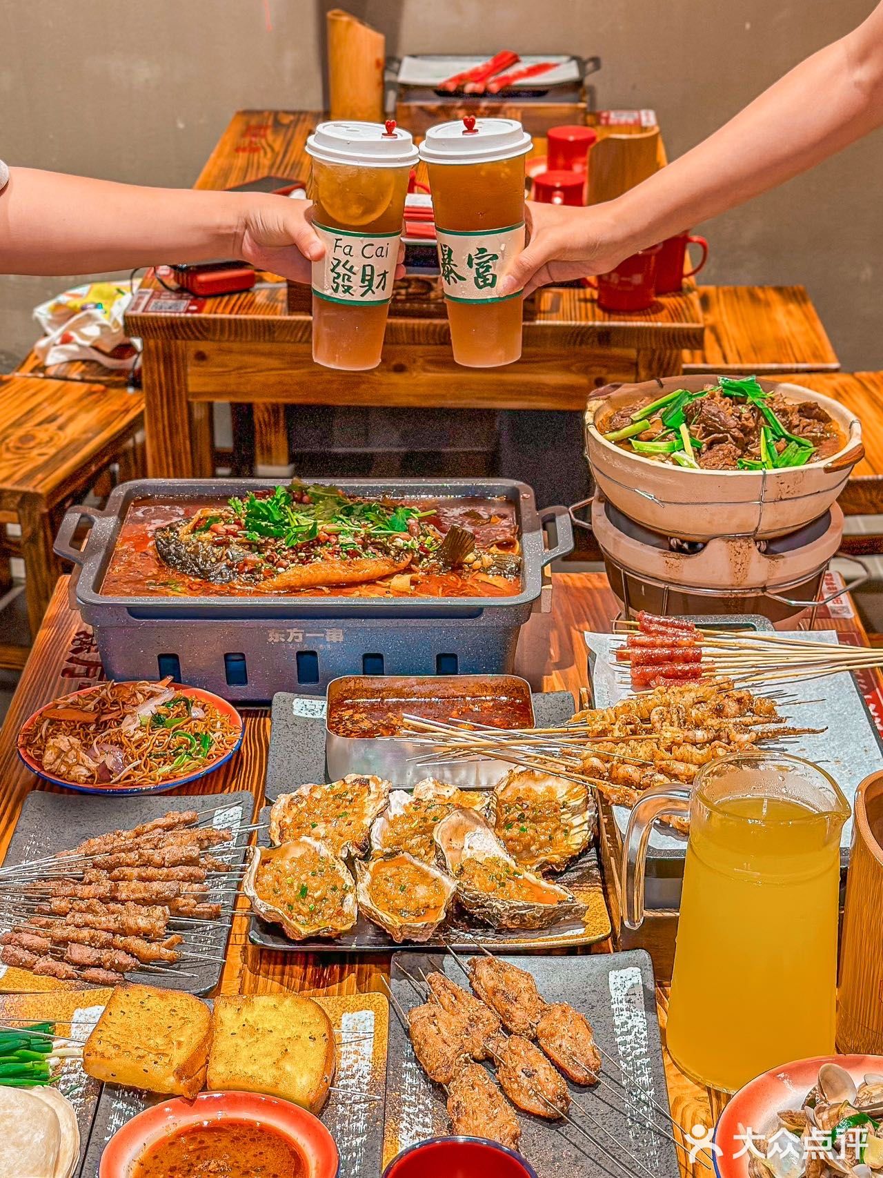 位于东明广场内 炫一口热气腾腾的美食 这一口