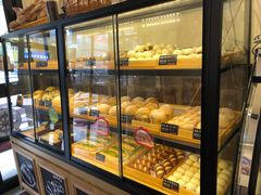 面包甜点陈列柜-啊噗吐呦现场烘焙(麦凯乐店)