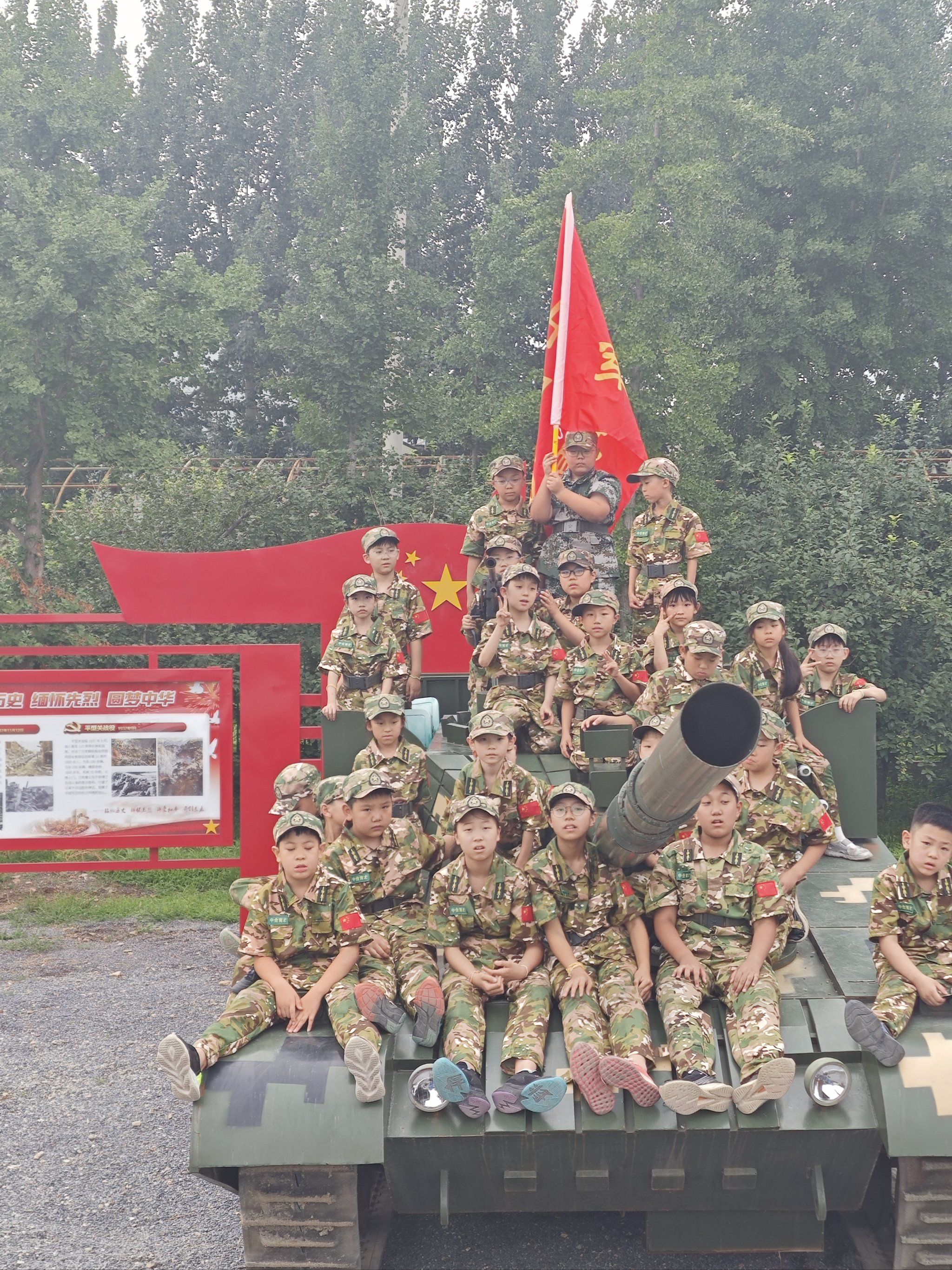  夏令营的环境非常优美,孩子们在大自然中