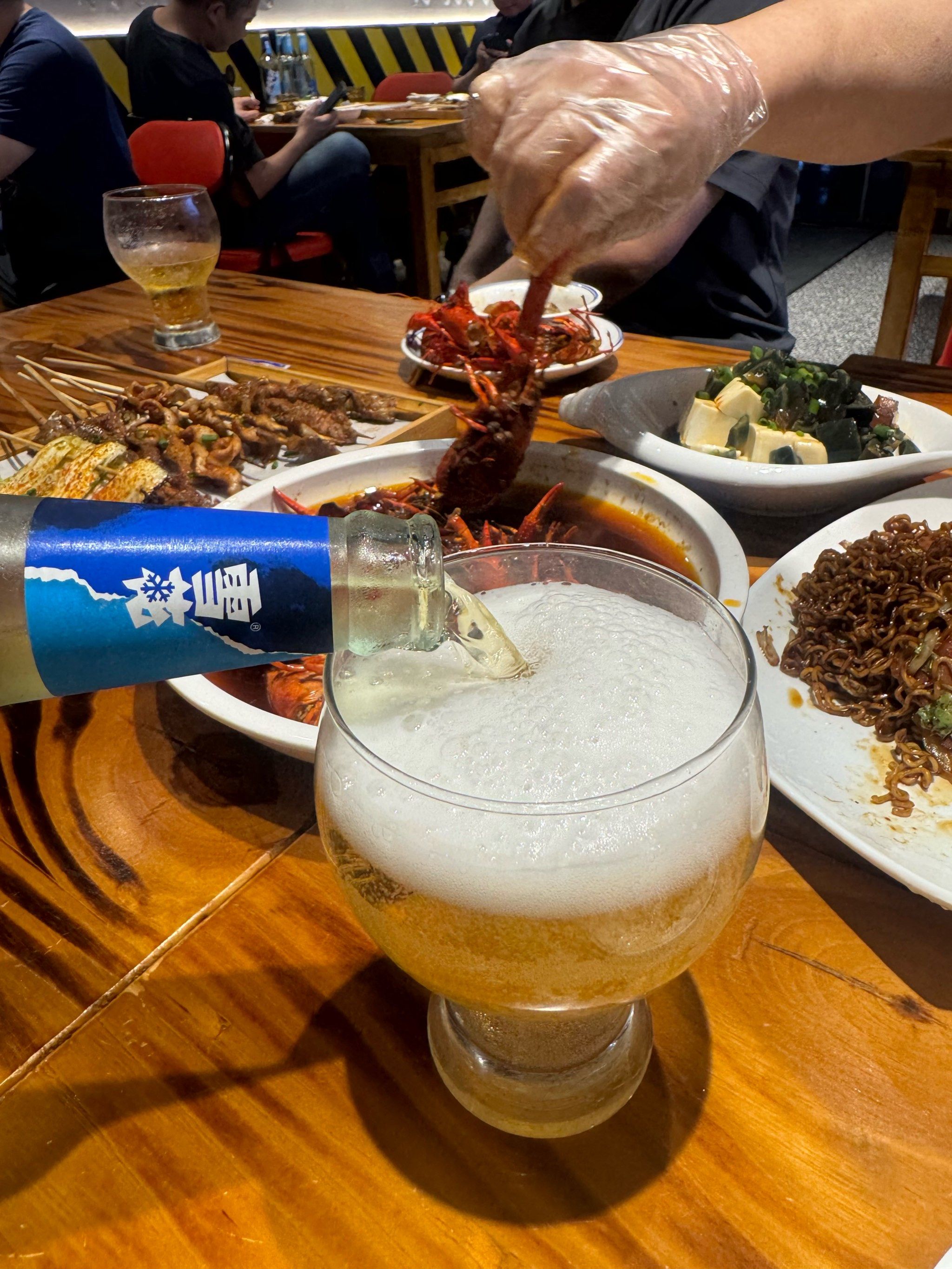 夏天就是啤酒配小龙虾的好时候!