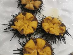 生吃海胆-品味居·首店·大连鲜活海鲜大连菜(东港店)