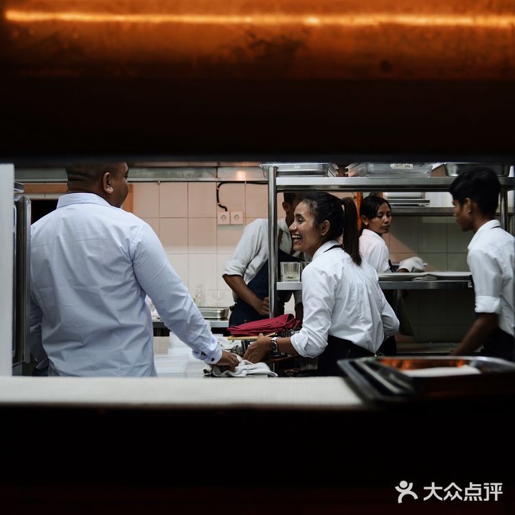 搭配煎蛋造型的迷迭香和芒果酱 萌!