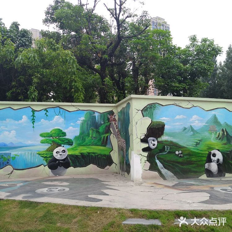 沿着三环的熊猫绿道骑行而来，并不远在华侨城对面