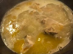 浓厚原只鸡煲花胶汤-鲜入围煮花胶鸡海鲜火锅