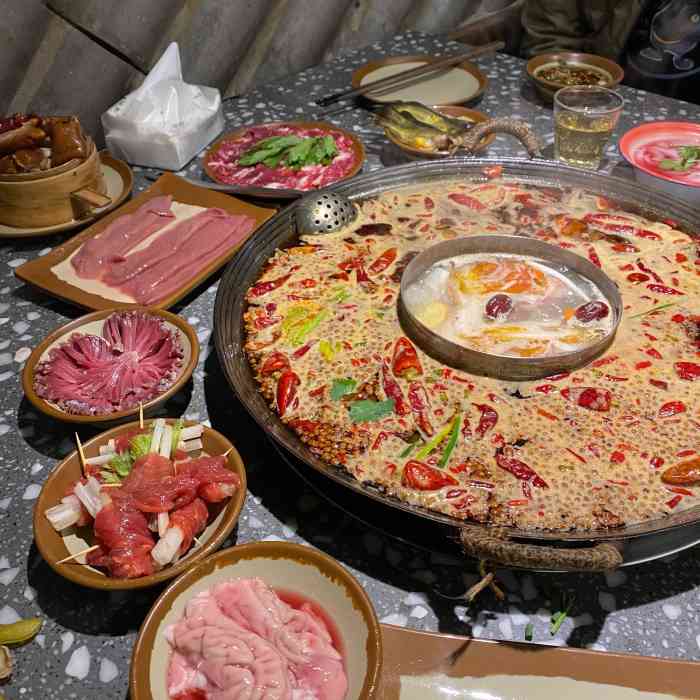 锅锅九市井火锅(新美店)-"[薄荷]环境:一个在地下的火锅店,装修.