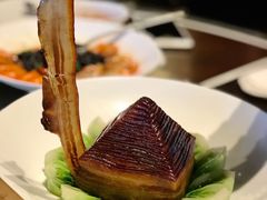 金牌扣肉配玉米饼-杭州西子湖四季酒店·金沙厅