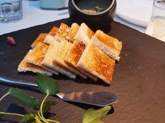 盐水鸭肝酱配烤面包片-梧桐