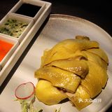 在山川隐溪中品味一道道精致的佳肴，别有意境