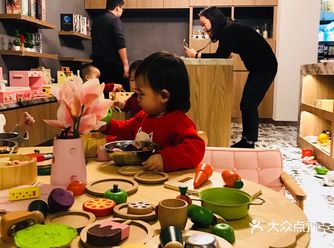 小孩子不仅要培养锻炼大动作，也要适当的训练精细动作