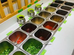 自助调料区-鲜货俚·现切牛肉·野生菌原生态火锅(西城永捷生活广场店)