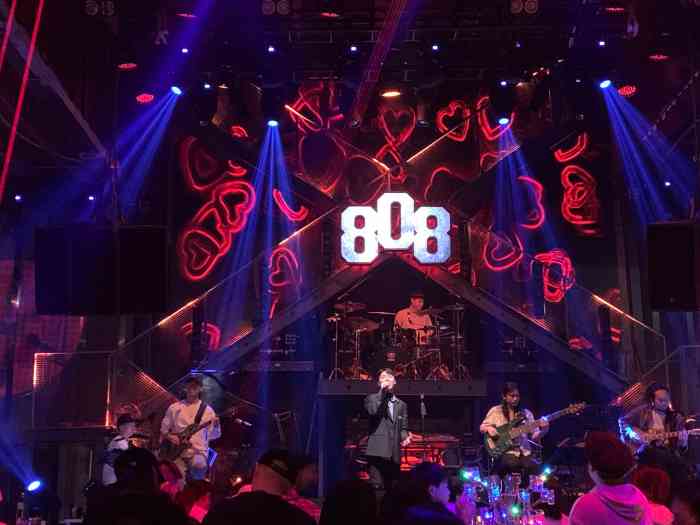 808 livehouse-"很热闹～就是感觉里面座位排的紧 有点挤.