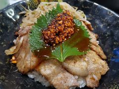 炭烤猪五花肉盖饭-热血兄弟·炭火烤肉(融侨中心店)