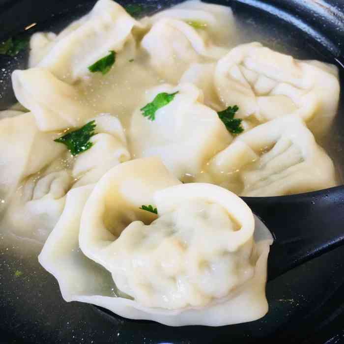 三宝馄饨(秦皇小区店)-"虾仁馄饨好吃,蘑菇的也还可以,就是有点腻.