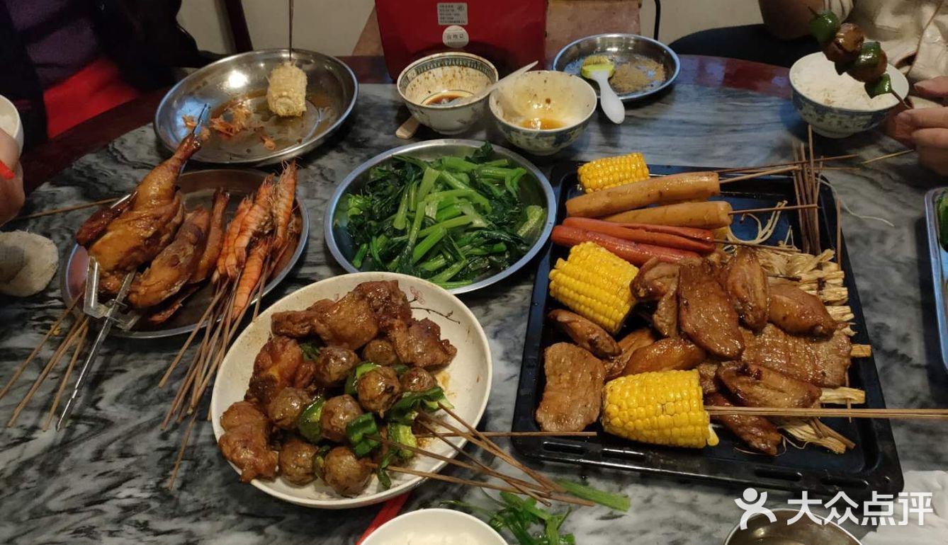 沥干水，上炉烧！准备调料是蜜糖，烧烤汁，孜然粉，油