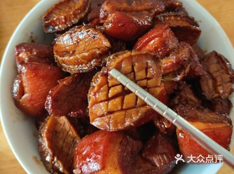 冰箱里还有存货：二斤五花肉，五花肉有改善贫血、补肾滋