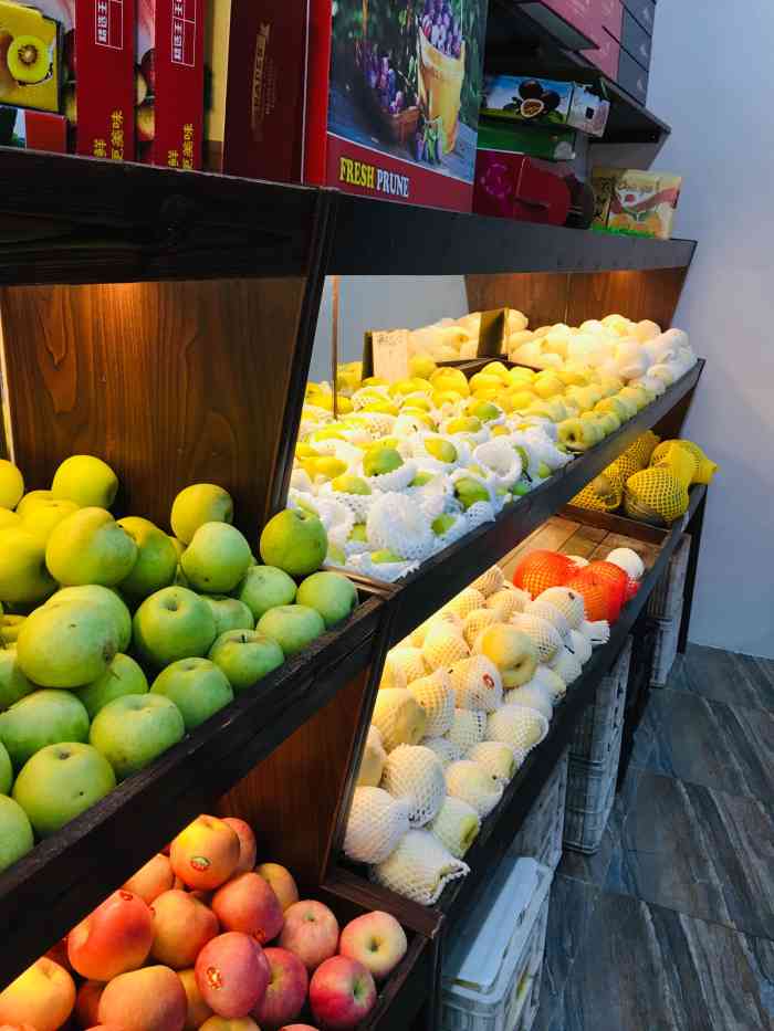 建良水果(南农西门店)-"学校旁边…种类还算好…经常和淘宝有活动….