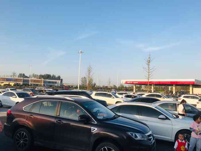 聊城服务区-停车场-"服务区又又又高大上了[囧][囧]美食城.