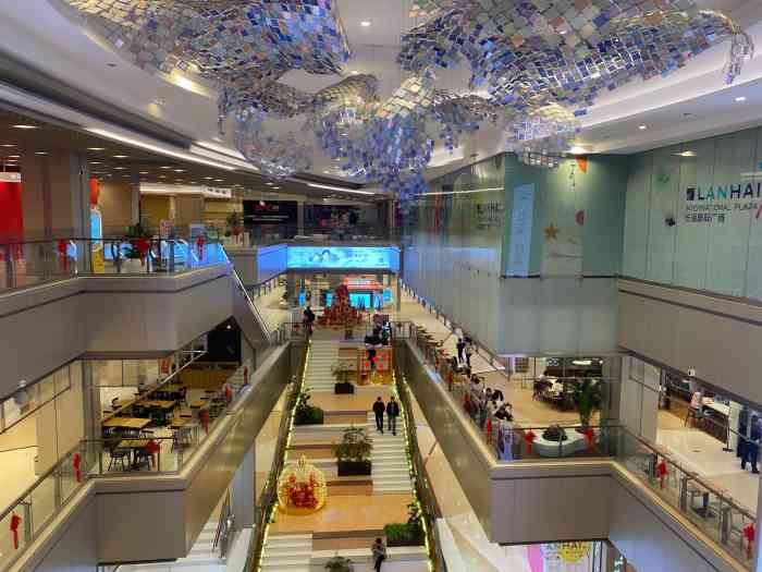 览海国际广场-"紧靠环球金融中心的一个商场本来建造的时.