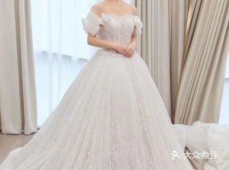大气优雅的一字肩公主婚纱，叠缀奢华的珠玉亮片