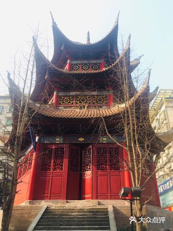 云拥白龙来戍垒，日随青盖落江津。凡是人杰地灵的地方